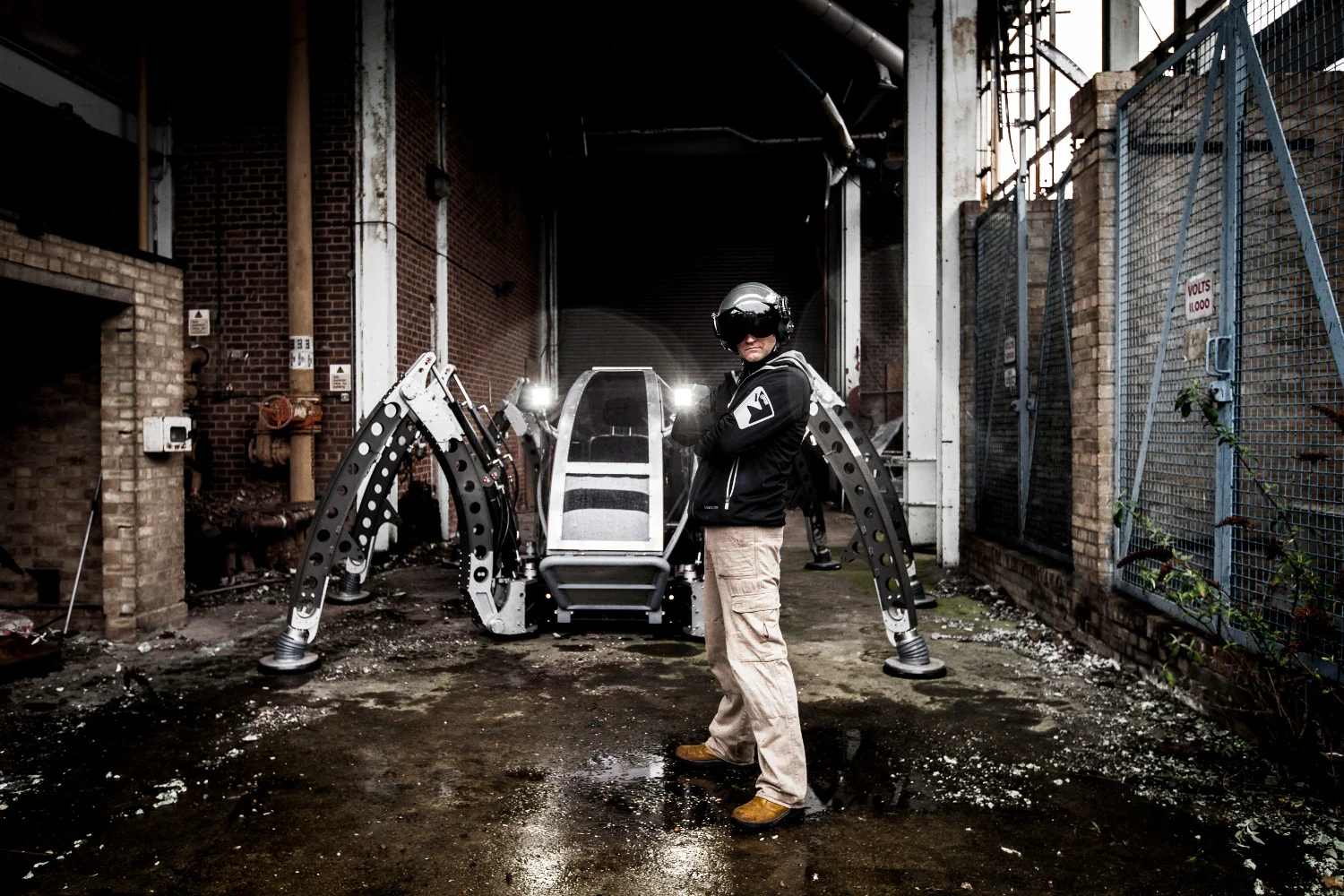 Hexapod-Mantis-Robot-Matt-Denton-Image-from-Manis-Promo-shoot-Alick-Cotterill